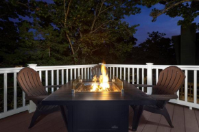 Mountain Creek Cabin - Luxury Lakefront Home - Hot Tub- Pool Table - Movie Theater